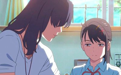 Suzume, con determinación, ayuda a Souta en su habitación, un momento crucial de colaboración entre los personajes en la película Suzume.